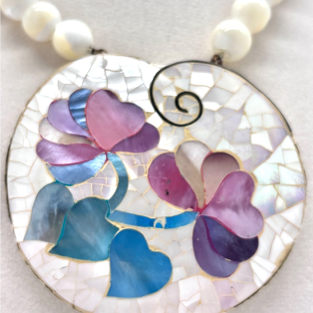 Vintage 1970’s Lee Sands Mother of Pearl Necklace with Floral Pendant - Picture 2 of 9